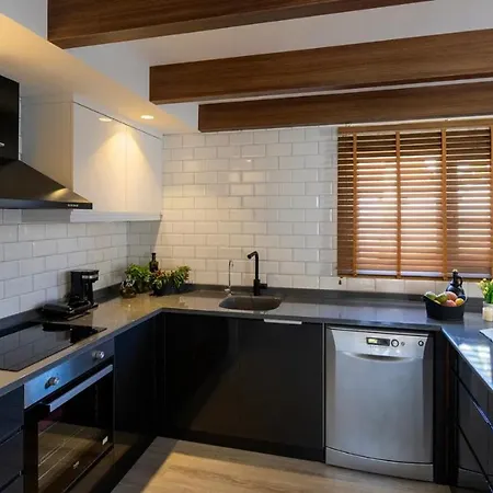 Tradition Trifft Moderne ! Entdecken Sie Dorfleben Auf Einem Anwesen Mit Zwei Modernen Bungalows