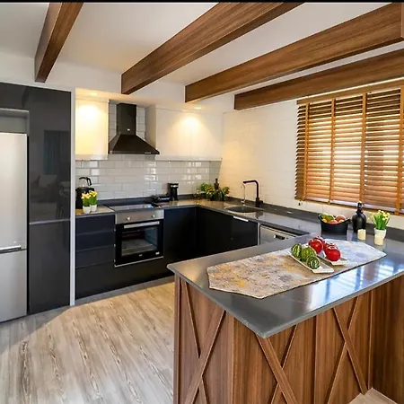 Tradition Trifft Moderne ! Entdecken Sie Dorfleben Auf Einem Anwesen Mit Zwei Modernen Bungalows